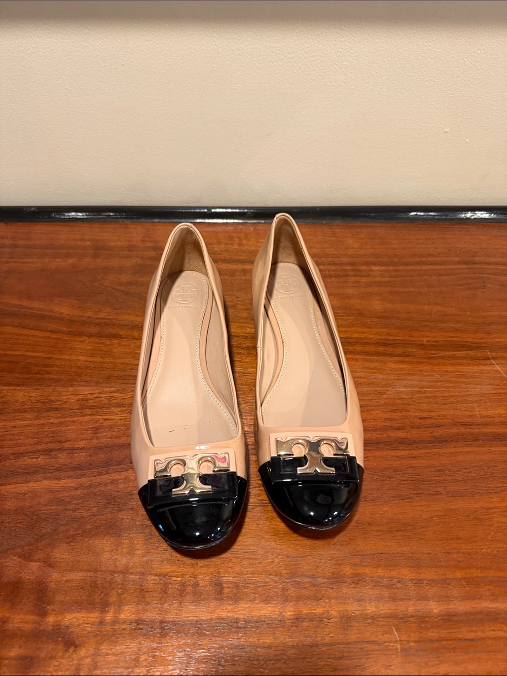 Tory Burch Beige and Black Logo Cap-Toe Pattened Ballet Flats - Size 7